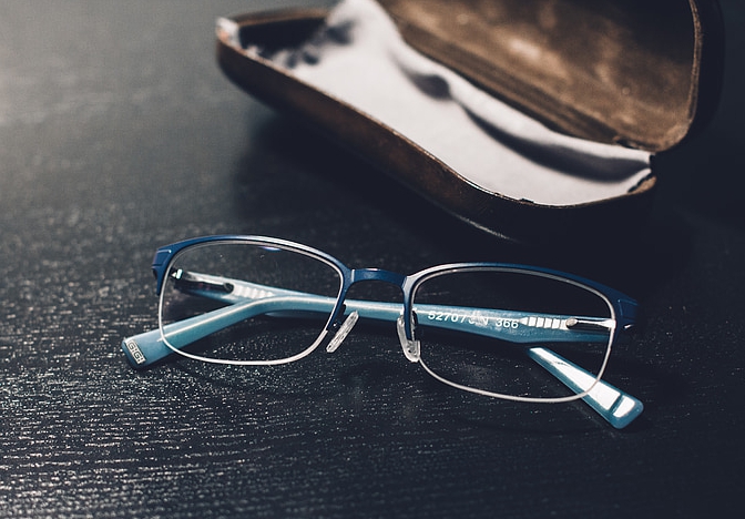 Must-Have Accessories Needed for People Who Wearing Glasses